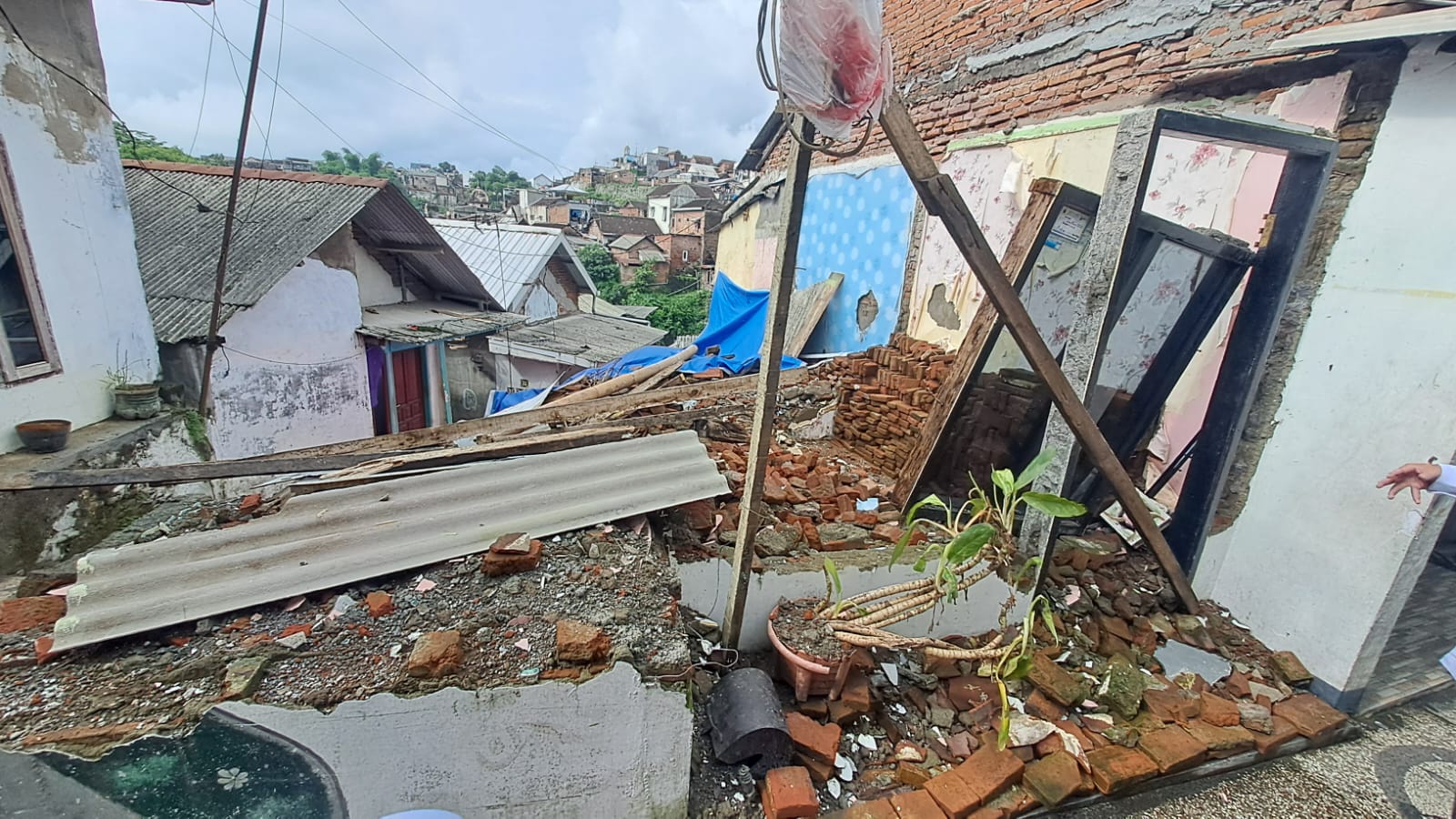 Wujud Solidaritas, Mi Nurul Huda 1 Dan Wali Murid Bantu Keluarga Siswa