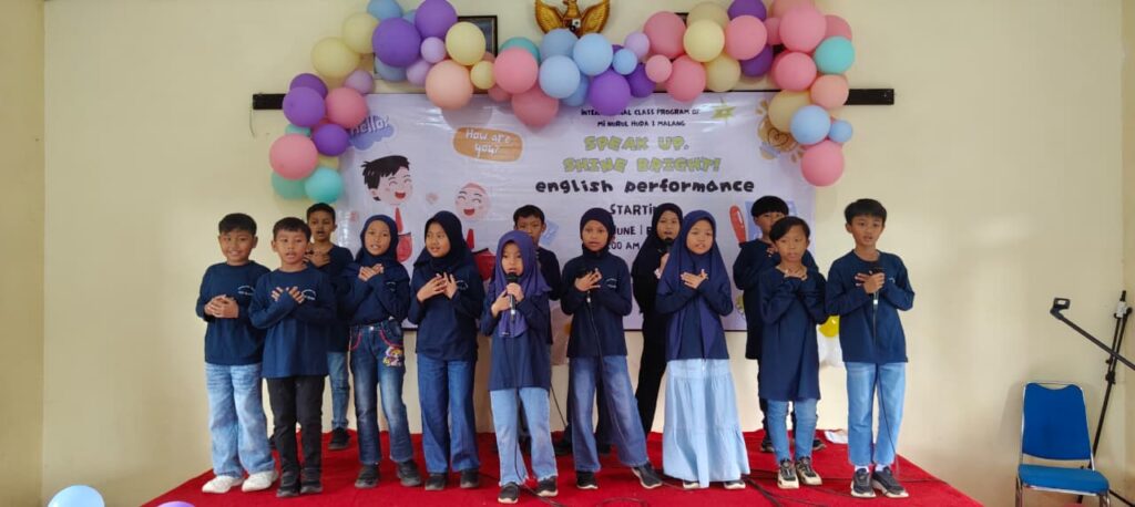 Speak Up, Shine Bright! Siswa ICP MI Nurul Huda 1 Malang Tampil Percaya Diri Berbahasa Inggris di Panggung English Performance 2026