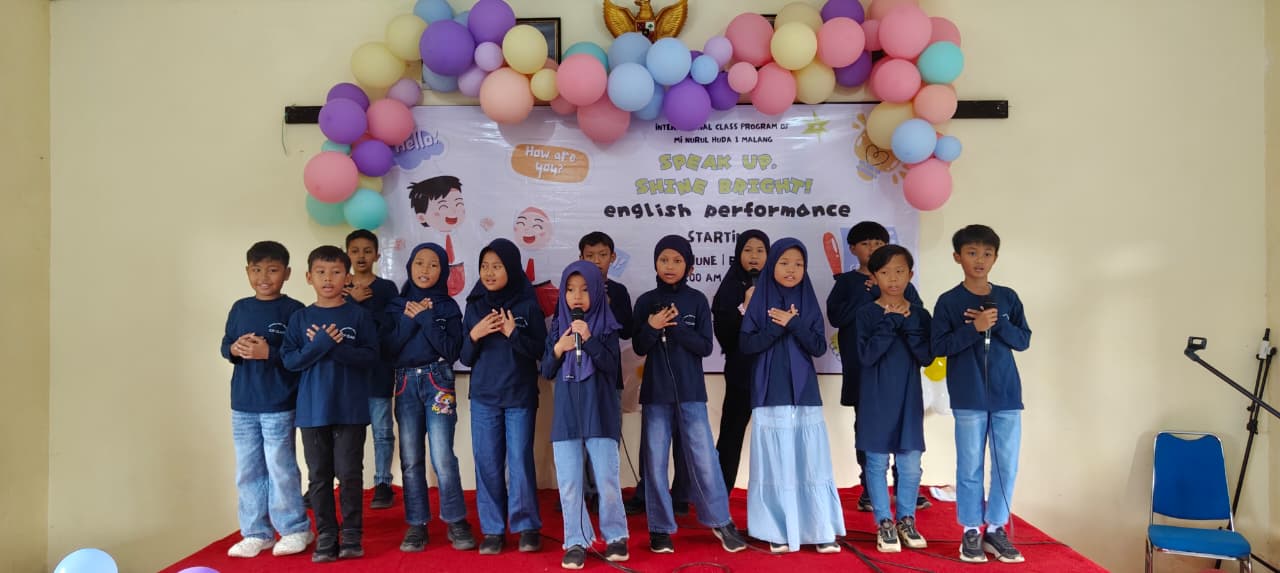 Speak Up, Shine Bright! Siswa ICP MI Nurul Huda 1 Malang Tampil Percaya Diri Berbahasa Inggris di Panggung English Performance 2026