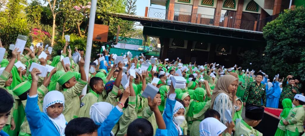 Indahnya Berbagi, Raih Keberkahan: Seluruh Civitas Akademika MI Nurul Huda 1 Malang Bersatu Menyantuni Anak Yatim Piatu