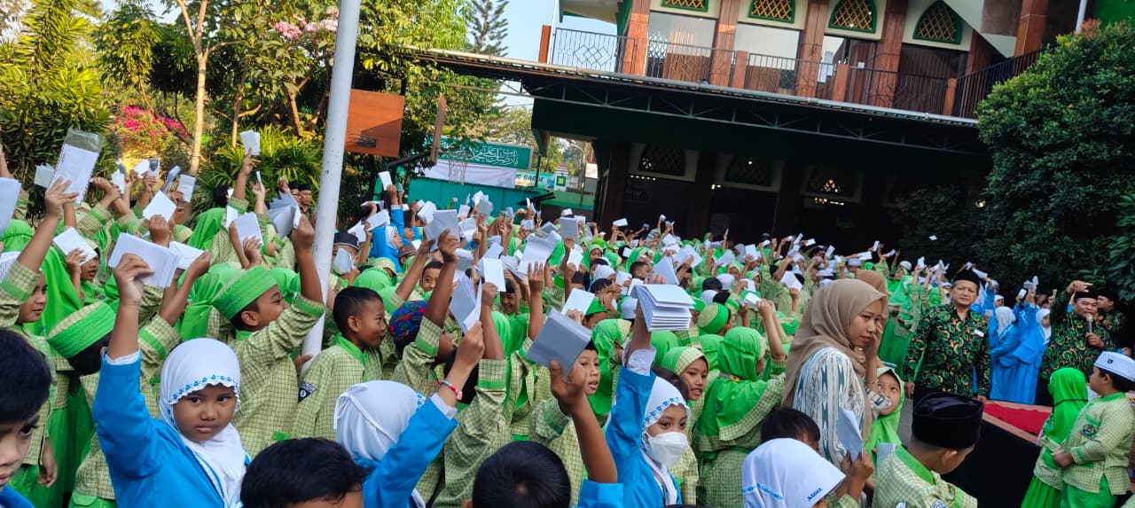Indahnya Berbagi, Raih Keberkahan: Seluruh Civitas Akademika MI Nurul Huda 1 Malang Bersatu Menyantuni Anak Yatim Piatu