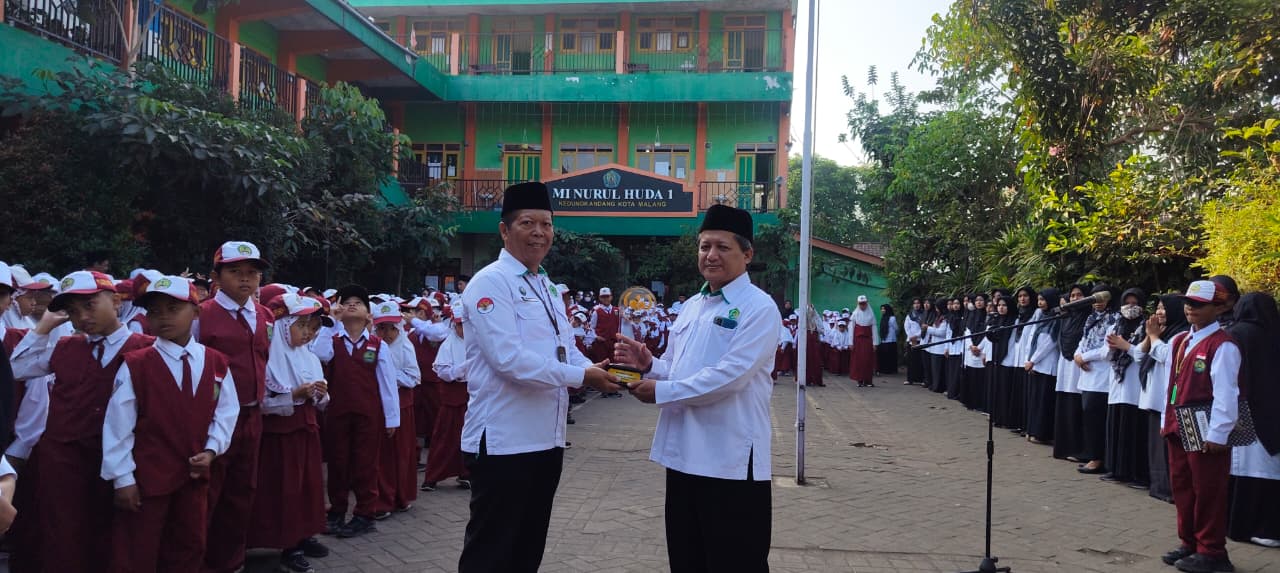 Kasi Pendidikan Madrasah Kemenag Kota Malang Apresiasi Prestasi MI Nurul Huda 1 Malang Saat Memimpin Upacara Bendera