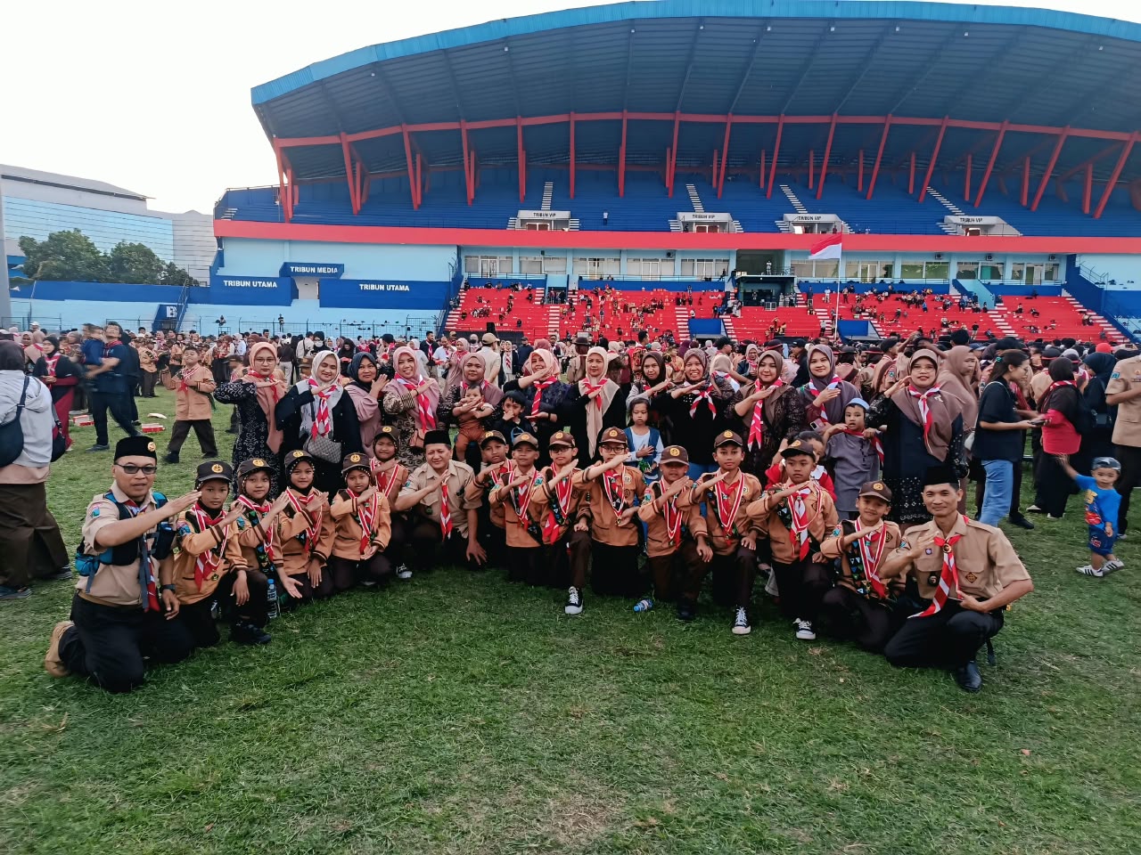 13 Santri MI Nurul Huda 1 Malang Dikukuhkan sebagai Pramuka Garuda di Stadion Gajayana